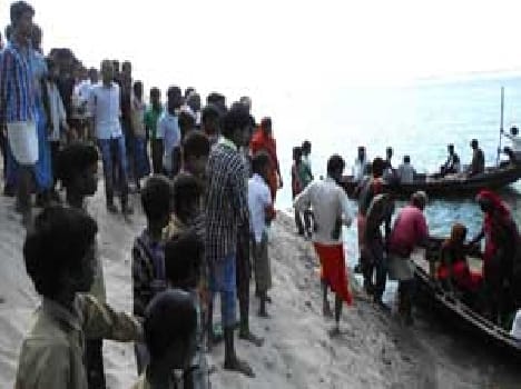 Ganga upturned boat, teenager steeped, 20 rescued