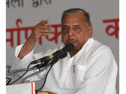 Mulayam meets to SP chief of west UP.