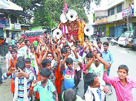 Devi pilgrims coming to sing and dance philosophy