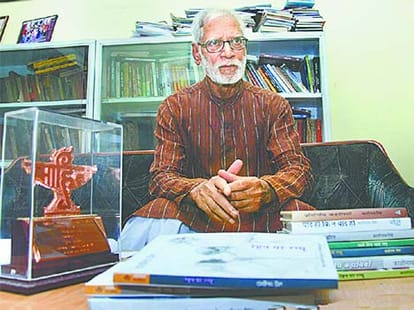 writer kashi nath singh returns sahitya akademi award
