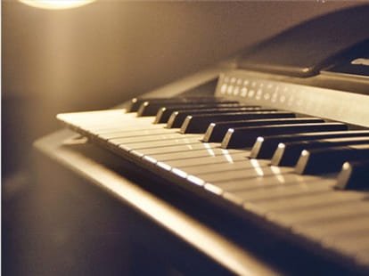 104 hours playing the piano made World Record