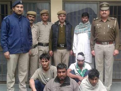 crowd beaten people with animals, one died