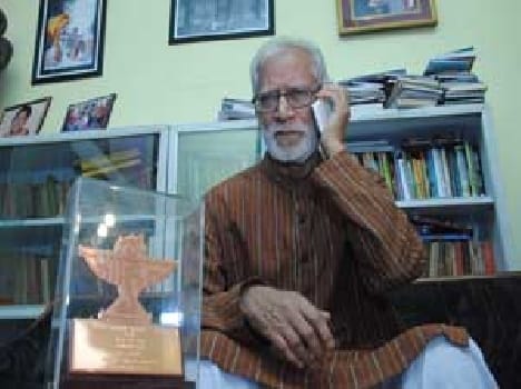 Kashinath has now returned honor Sahitya Academy