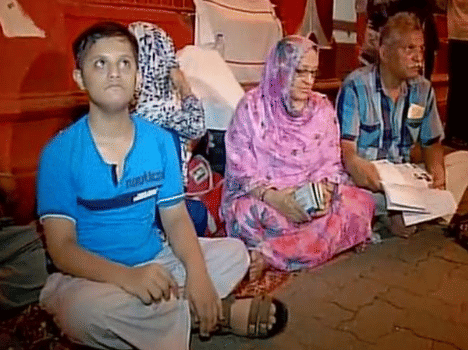 Pakistani family spend night on road 