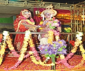 Reverberates today, aaj mere yaar ki shadi