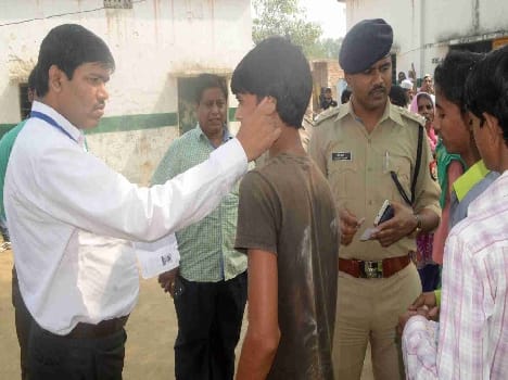 DM chaught suspected voters on polling centers