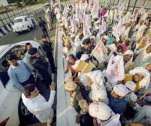  akhilesh yadav stops his fleet in lucknow