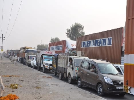 farmers have blocked NH-2 in mathura