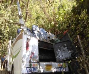 bus accident in Shrinagar, 3 died, 35 injured.