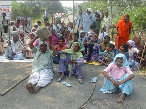 women demonstrate and do road jam for closing liquor shop