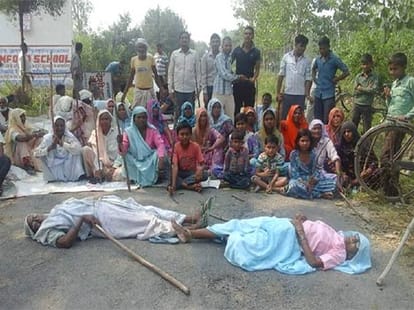 women demonstrate and do road jam for closing liquor shop