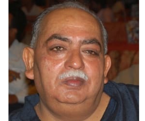 Munawwar rana gives back Sahitya Academy Award.