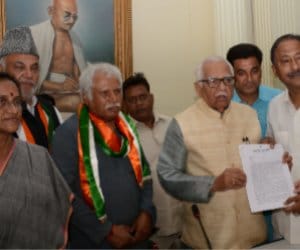 Congress leaders go governor house.