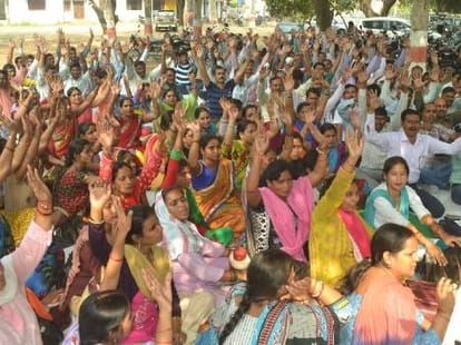 shikshamitra association blames central government