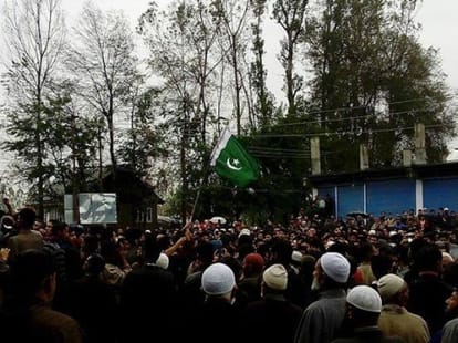 kashmir trucker's funeral sees Pak flags in anantnag