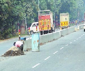 Delhi-garh will be on the road dividers.