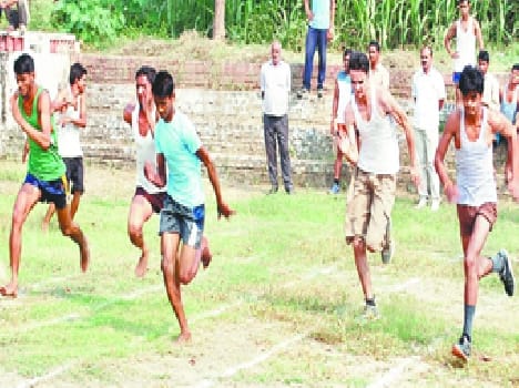 Shadab first in hundred -meter race