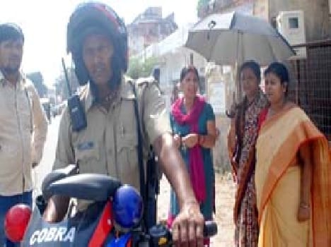 Chinati chain of two women in broad daylight