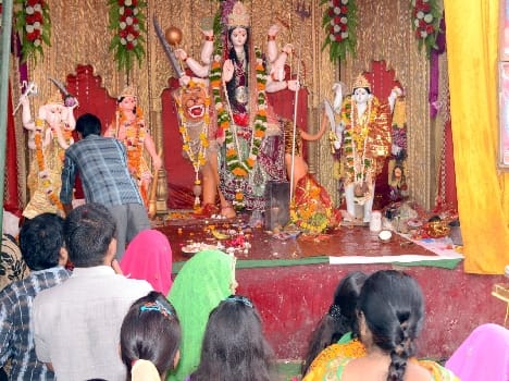 Rows of pilgrims and mother Jaykare