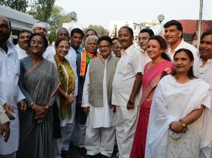 Congress leaders go governor house.