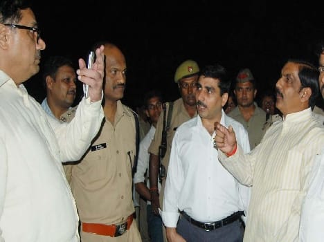 Officers arrived late , the villagers of buses vandalized