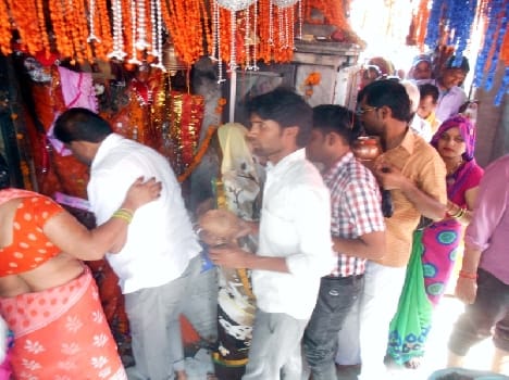 Mahagauri descended faithful to worship