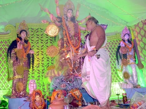 Fire and the clamor of old banquet