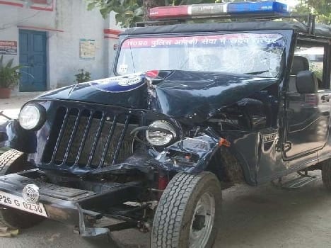 Brick -filled tractor trolley Clashed with police jeep