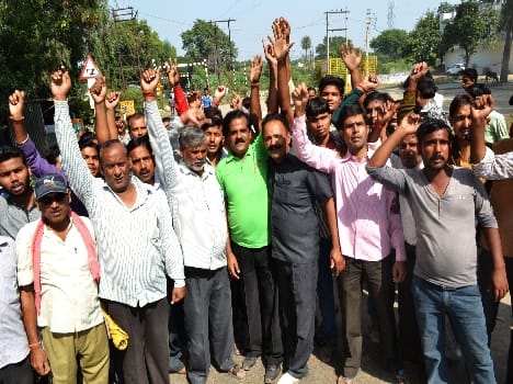  M?nad?ya p?n? k? sanvid? bijal? karmiy?? n? diy? dharan? Honoraria paid to contract workers picketing power