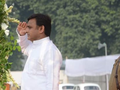 Akhilesh Yadav advises Police to work freely.