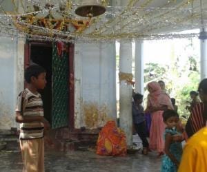 boy cut her neck in devi's temple