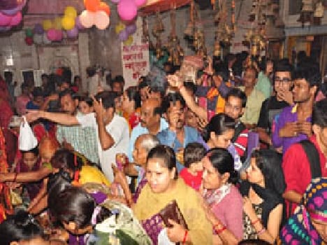 in the Devi tample crowed of devotees 