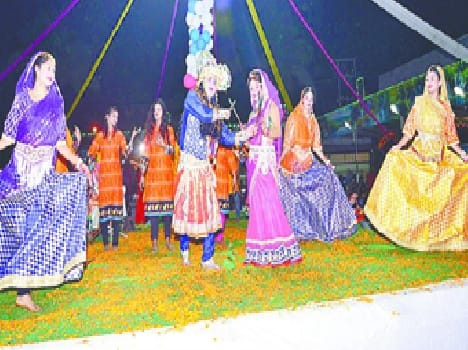 Dandiya Raas played Flower Holly
