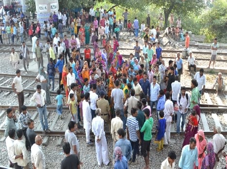 Shortcut closure fierce people , stopped trains