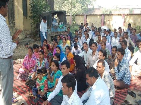 Adjusted teachers work Continued boycott , picketing