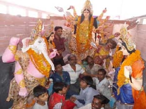 Amid tight security, the immersion of idols