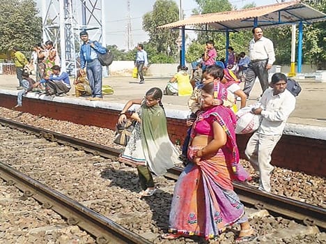 Gomti through was stopped on the line resembled chaos