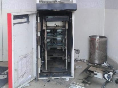 thieves cut the atm cash box with gas cutter in agra