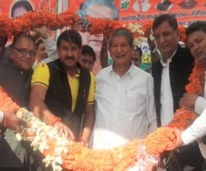 villagers protest against cm harish rawat.