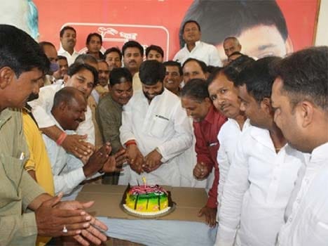 sp worker again celebrated akhilesh's birthday