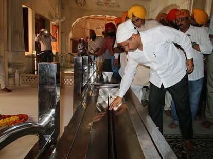 kejriwal raises big question on punjab police over faridkot firing