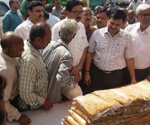 Kanpur DM sells daal on road