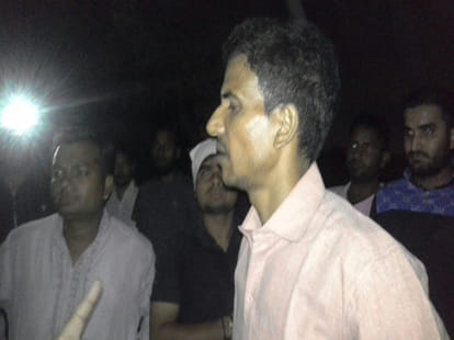 Shiv Sena workerse protest against the Pakistani artists.