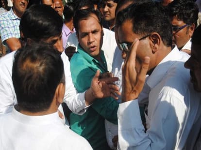 fight between bjp workers in front of party office.