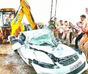 Husband wife died in an accident on Kanpur road.