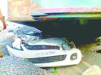 Husband wife died in an accident on Kanpur road.