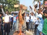 Minister VK Singh blew effigy