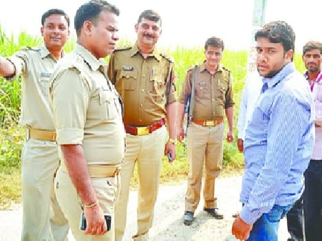 Half a million looted in broad daylight on the highway