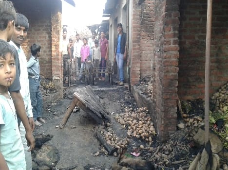 Sahaswan engaged in the vegetable market Fire, burned 28 shops Goods