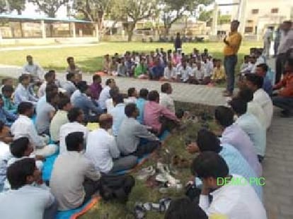 UP govt filed SLP over Shikshamitra issue.